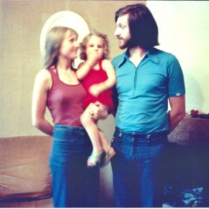 Alexandra-Duvivier-avec-son-père-et-sa-mère-vers-1975